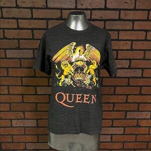 Queen Charcoal Graphic Tee with Vibrant Design
